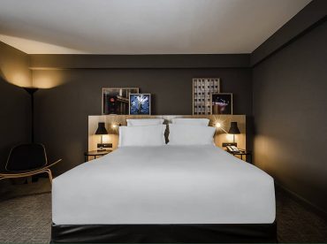 executive-room-with-king-size-bed-42-led-tv-bathtub-and-lounge-access