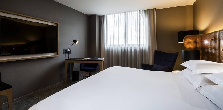premium-executive-room-01-king-size-bed-renovated-bathtub-executive-lounge-access