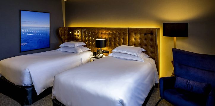 premium-executive-room-01-king-size-bed-renovated-bathtub-executive-lounge-access